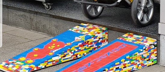 Eine Rampe aus Legosteinen an einer Türschwelle
